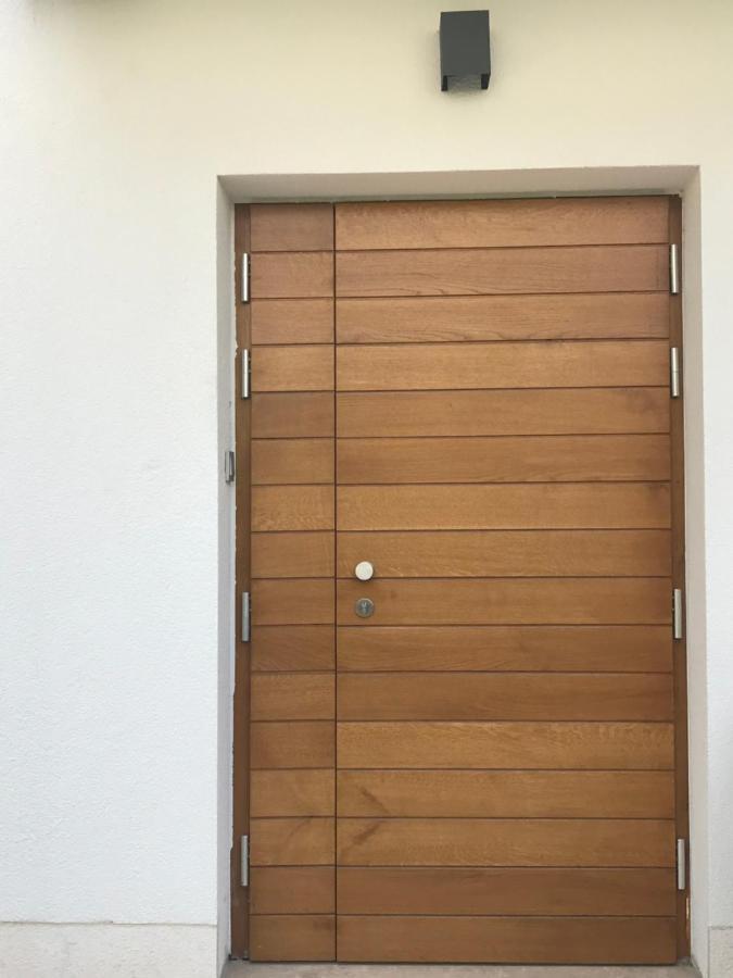 Guesthouse - Hotel California โนวาลยา ภายนอก รูปภาพ