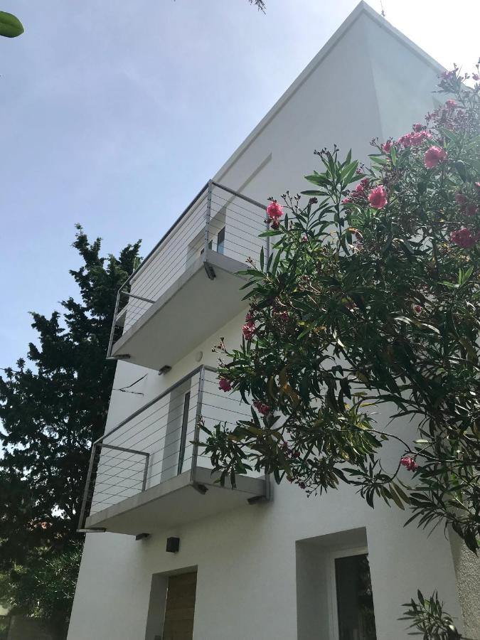 Guesthouse - Hotel California โนวาลยา ภายนอก รูปภาพ