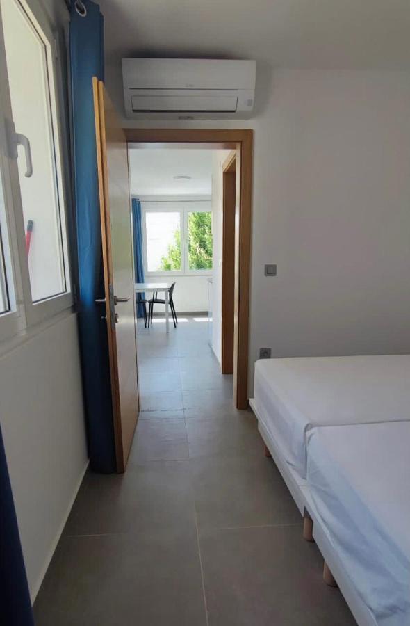 Guesthouse - Hotel California โนวาลยา ภายนอก รูปภาพ