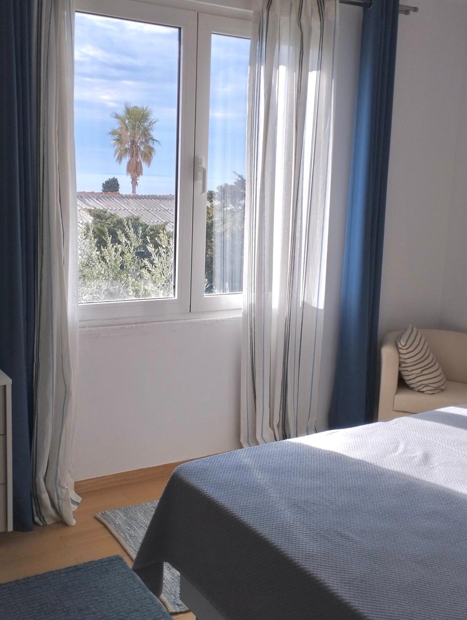 Guesthouse - Hotel California โนวาลยา ภายนอก รูปภาพ